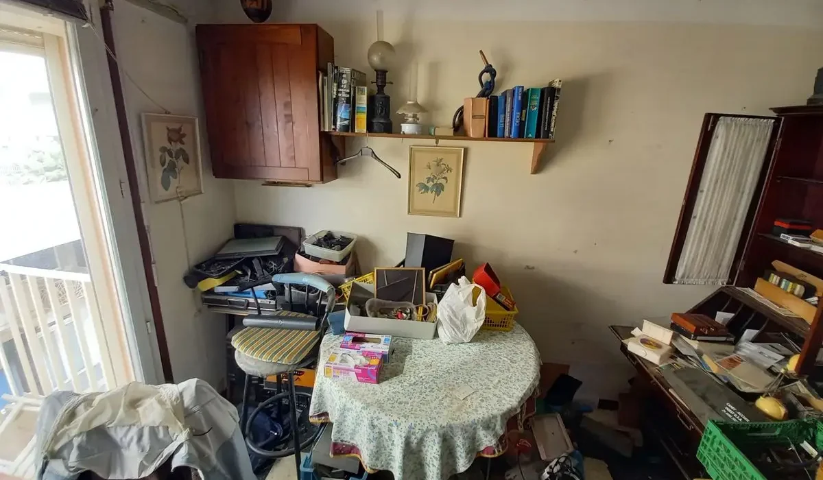 Mobilier et objets accumulés dans une pièce à débarrasser